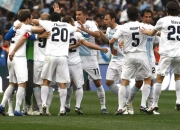 开云官网-罗马球迷疯狂庆祝，胜利太美好！