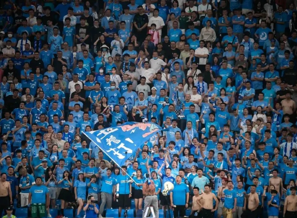 紧张的比赛即将进行，球迷们相约观战