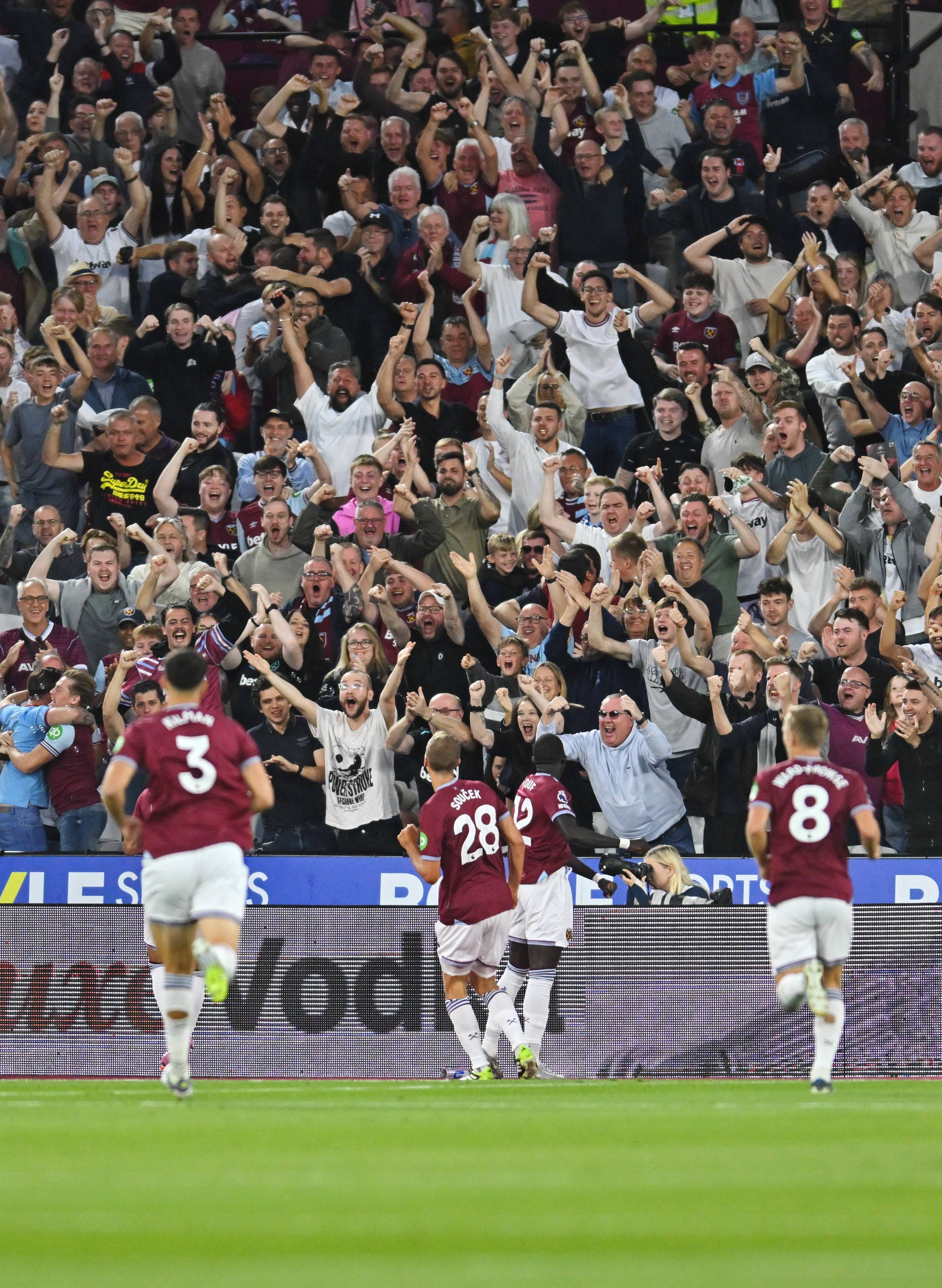 切尔西夜绨斩获豪胜热刺赢得联赛冠的简单介绍