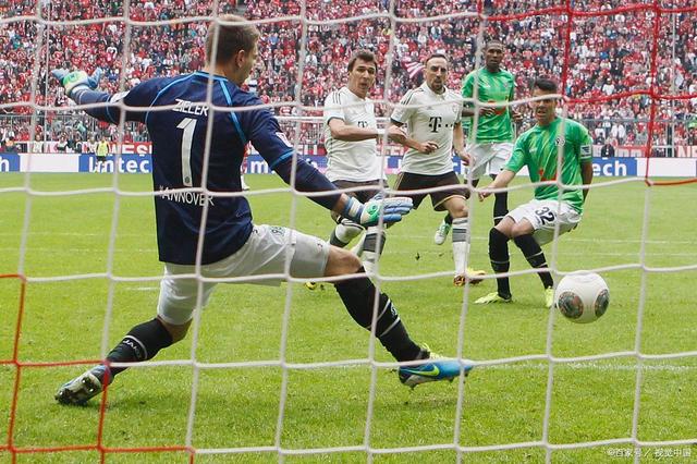 包含汉诺威表现出色，主场轻松获胜的词条