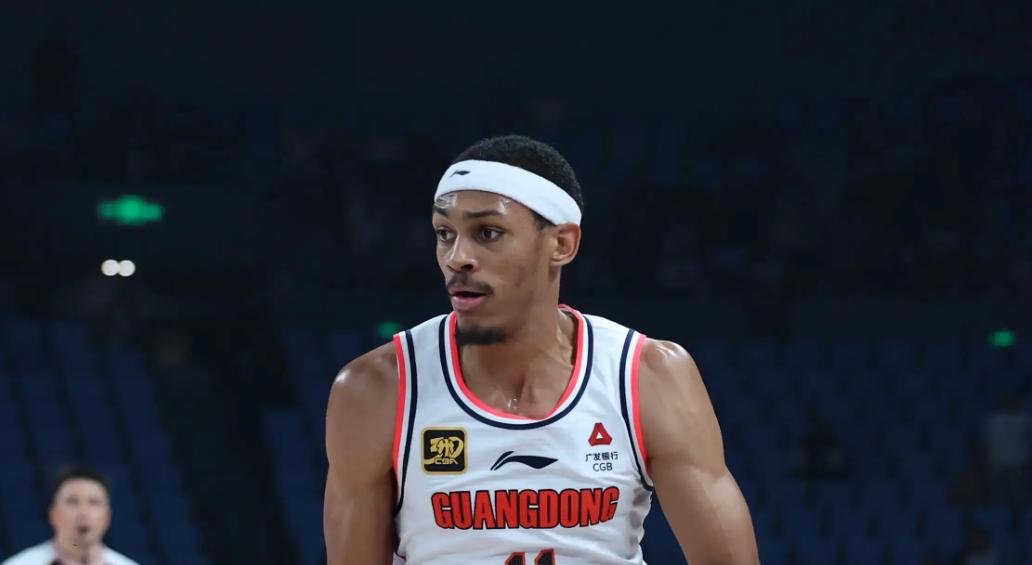 广东宏远队运用战术赢得关键比赛