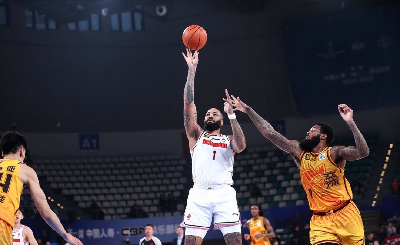 广东宏远队运用战术赢得关键比赛