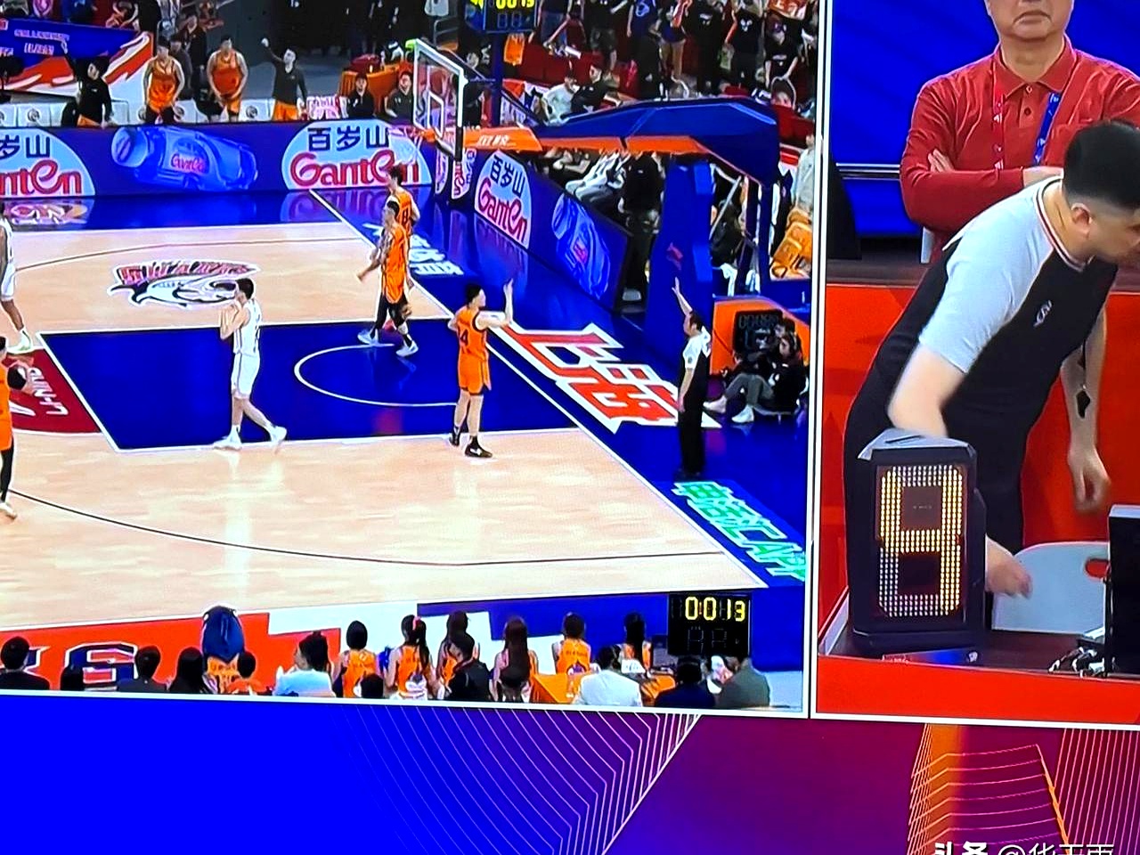 客场对决凶猛，球迷嘘声四起