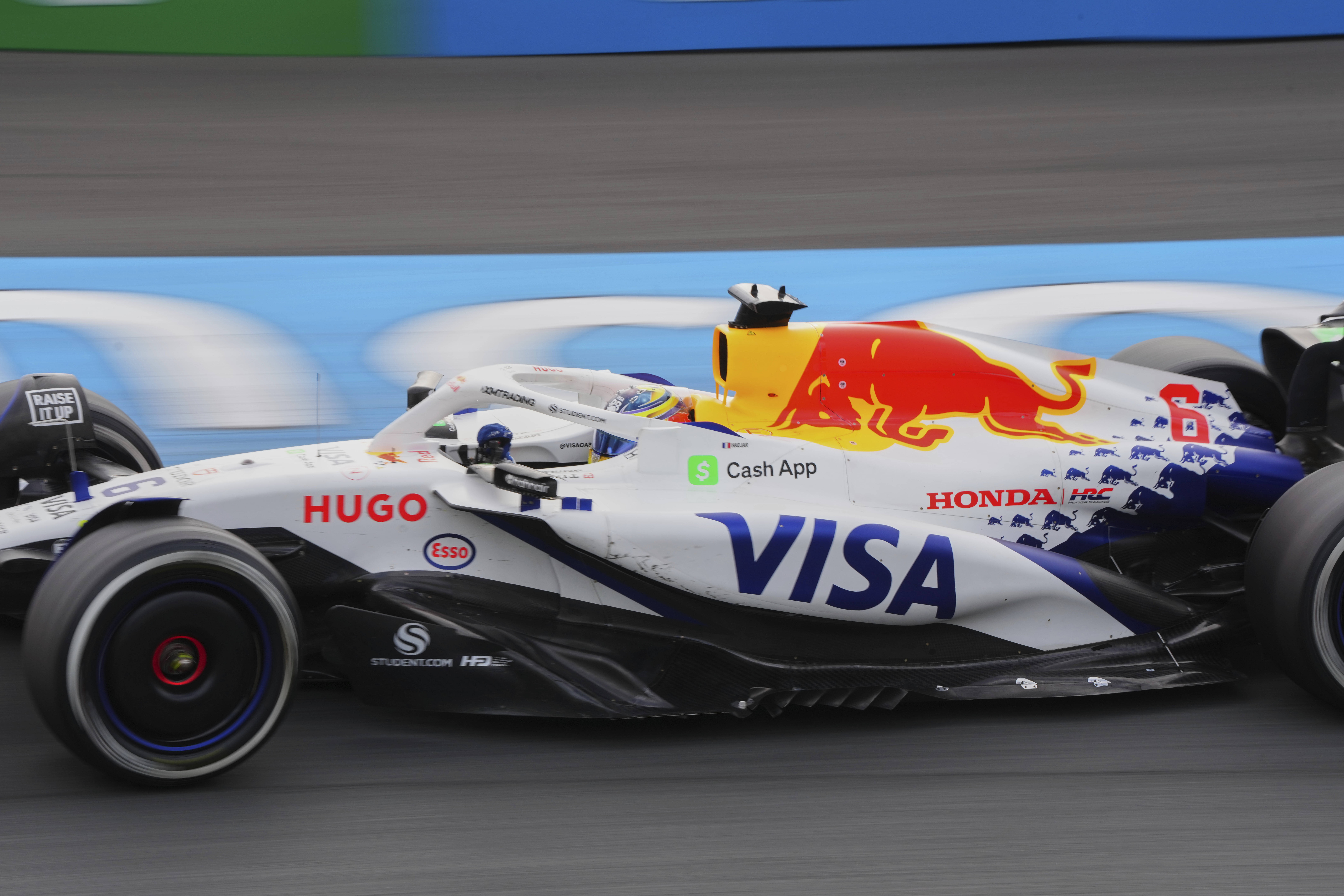 关于迈凯伦险胜红牛二队，皮亚斯特里扛起全队的信息