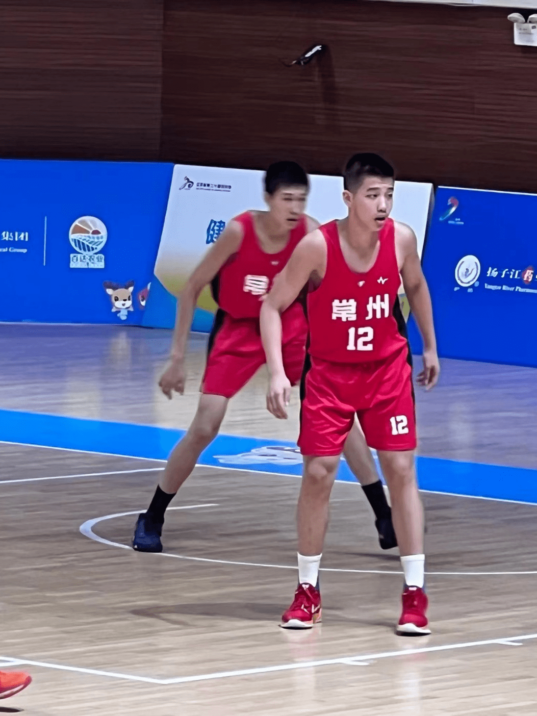 甘肃男篮全队备战集训，主教练组织策略战术研讨