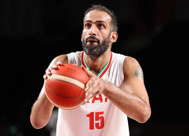 甘肃男篮全队备战集训，主教练组织策略战术研讨