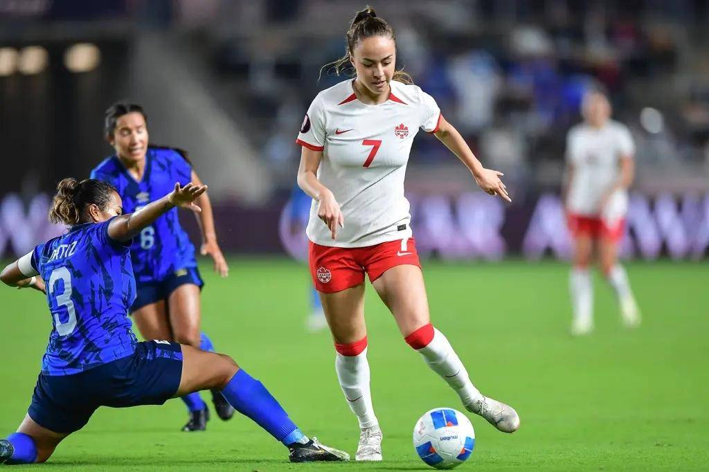 加拿大女足队抢眼表现获得赞誉