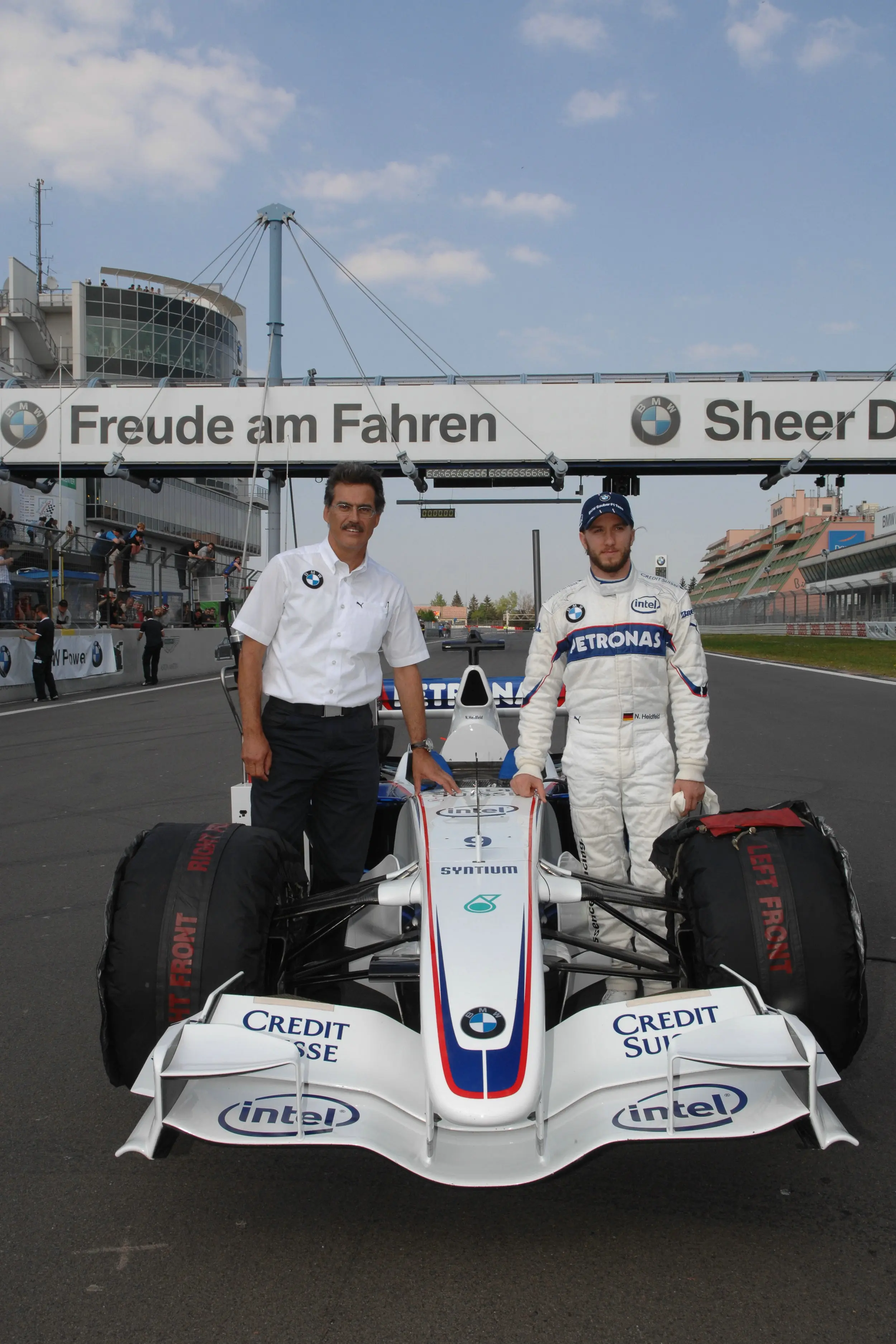 哈斯车队轻取索伯车队,皮亚斯特里统治全场 哈斯车队轻取索伯车队,皮亚斯特里统治全场